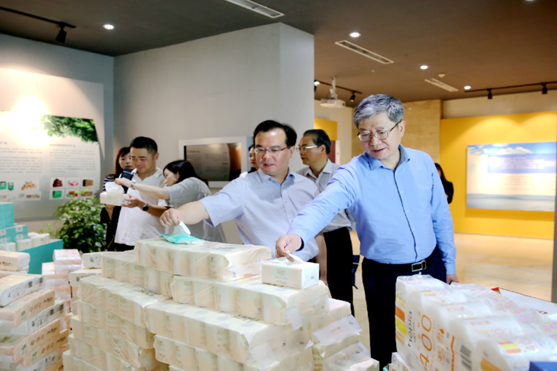 2019年 5月22日，时任浙江省社会组织综合党委专职副书记、省民政厅社会组织管理局局长蔡国华莅临乐竞体育官网登录入口调研企业发展情况和党建工作