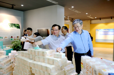 2019年 5月22日，时任浙江省社会组织综合党委专职副书记、省民政厅社会组织管理局局长蔡国华莅临乐竞体育官网登录入口调研企业发展情况和党建工作